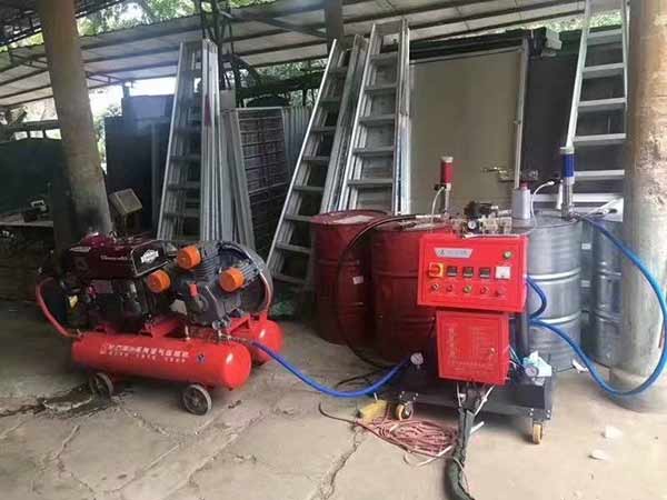 聚氨酯喷涂机厂房彩钢顶棚隔热保温喷涂施工