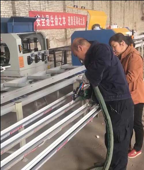 Q2600D铝型材门窗填充设备案例